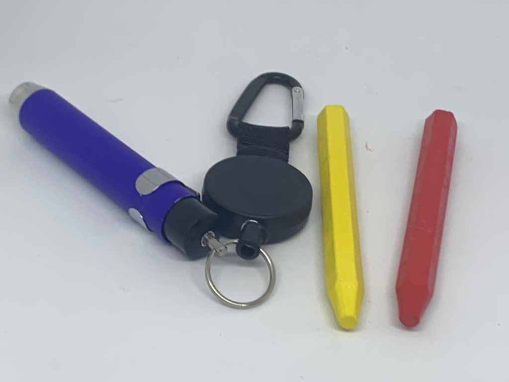 Ogquaton 4pcs porte-craie en plastique pour les enseignants et enfants, fournitures de bureau, couleur aléatoire, de bonne qualité