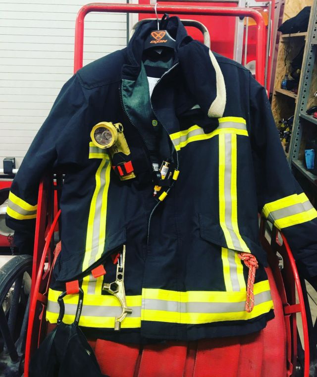 Veste de feu de Lorenzo du SDIS 74 avec scratch, kit craie de reconnaissance #sapeurpompiervolontaire #sapeurpompier #sapeurspompiers #pompiersdefrance🚒 #pompiersvolontaires #sdis #pompier🚒 #incendie#firefighterrescue #firefighter