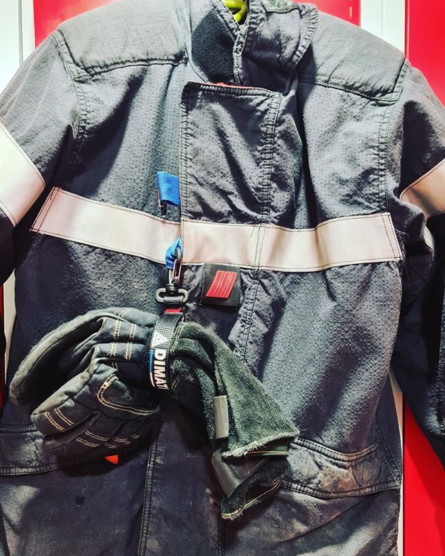 Veste de feu de Arnaud avec le scratch bleu pour attacher ses gants #pompier #pompiers #sapeurspompiers #sapeurpompier #pompiersdefrance🚒 #sapeurpompiervolontaire #incendie #firefighter
