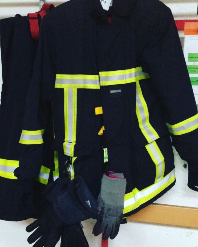 Scratch pour veste de feu et porte-gants à pince. Merci Adeline, dans le SDIS01, pour les photos. 

#sapeurspompiers #sapeurpompier #pompiers #pompier #fpt #vsav #feu #fire #sdis #pompiers13 #bmpm #bspp #fptl #pompiersdeparis #pompiervolontaire #spv #pompierdefrance  #firefighter #fireman #marinpompier #caserne #intervention #feudeforet #sdis #pompiersdefrance🚒 #pompierparis #sdis01