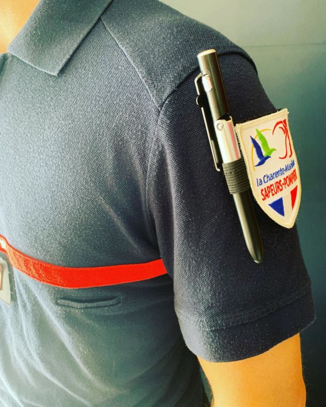 Porte stylo Et son stylo led. https://www.fireisland.fr/index.php/produit/porte-stylo-ecusson-avec-stylo-led/  #sapeurspompiers #sapeurpompier #pompiers #pompier #fpt #vsav #feu #fire #sdis #pompiers13 #bmpm #bspp #fptl #pompiersdeparis #pompiervolontaire #spv #pompierdefrance  #firefighter #fireman #marinpompier #caserne #intervention #feudeforet #sdis #pompiersdefrance🚒 #pompierparis